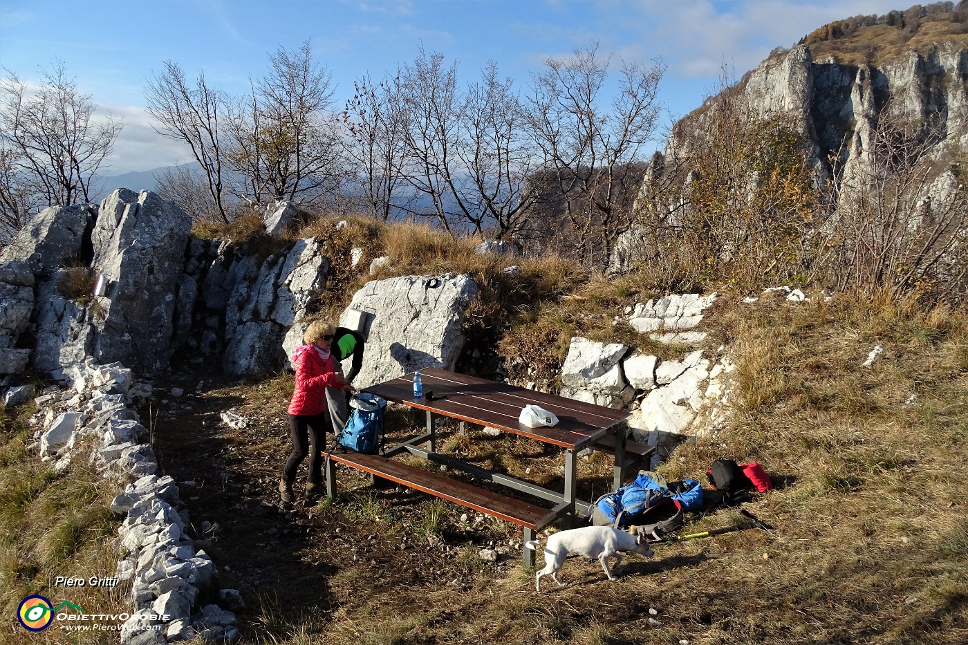 83 Dopo il pranzetto al sacco con tanto di tavolo e panchine....JPG